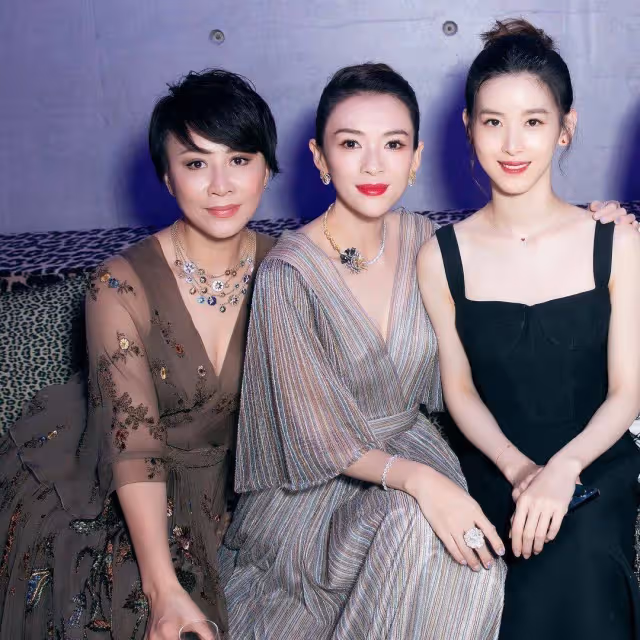 章澤天和章子怡共赴晚宴,兩大女神同框太養眼!和大佬合影站C位