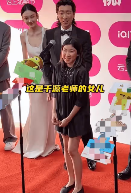 王千源攜14歲女兒亮相北影節,父女倆超像,女兒身材高挑大長腿