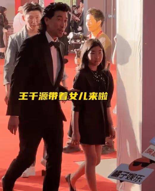 王千源攜14歲女兒亮相北影節,父女倆超像,女兒身材高挑大長腿