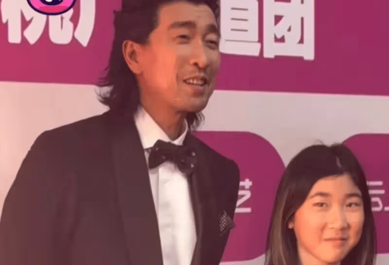 王千源攜14歲女兒亮相北影節,父女倆超像,女兒身材高挑大長腿