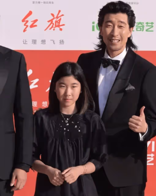 王千源攜14歲女兒亮相北影節,父女倆超像,女兒身材高挑大長腿