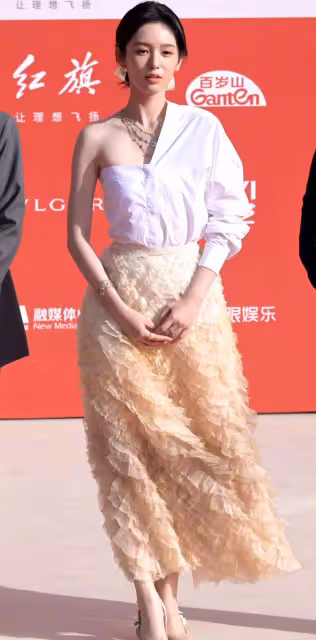 張歆藝的胸,關曉彤的腿,周也的臉,這些女星好身材終於藏不住了