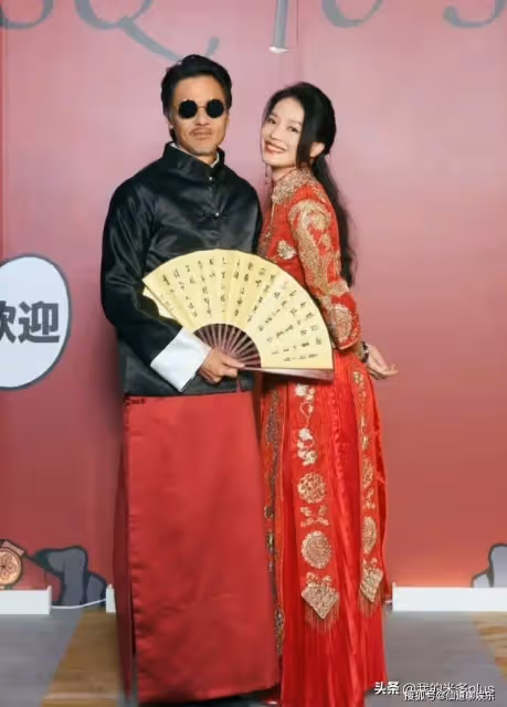 舒淇馮德倫甜蜜撒糖,女方穿秀禾服扮新娘,蛋糕上一家四口很有愛