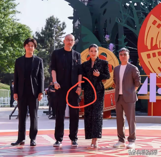 管虎夫婦現身北影節,全程手牽手好甜,52歲梁靜一襲長裙漂亮大氣