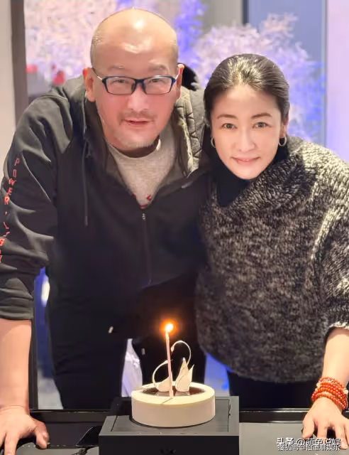 管虎夫婦現身北影節,全程手牽手好甜,52歲梁靜一襲長裙漂亮大氣