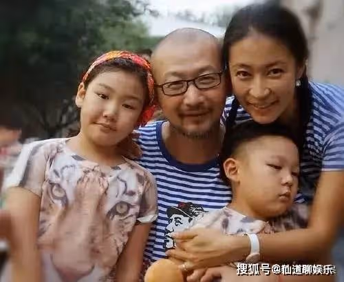 管虎夫婦現身北影節,全程手牽手好甜,52歲梁靜一襲長裙漂亮大氣