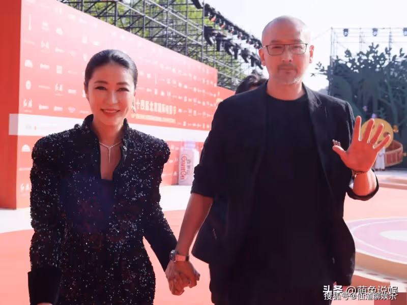 管虎夫婦現身北影節,全程手牽手好甜,52歲梁靜一襲長裙漂亮大氣