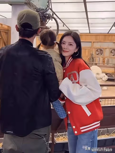 王燦曬家庭郊遊照,杜淳蹲花叢里擺拍,3歲小蛋餃阻止爸媽秀恩愛