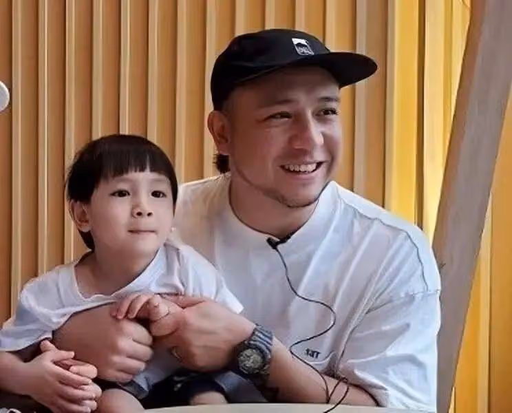 窮到沒錢交電費!香港知名男星主動曬收款碼求幫助,網友直呼不要臉