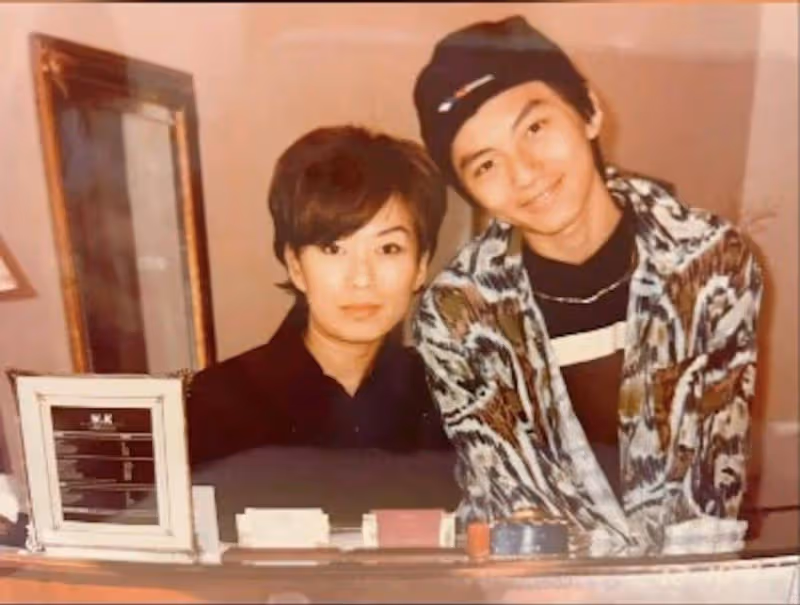 TVB當家小生分享29年前照片,被贊酷似鄭伊健,如今三口之家生活幸福