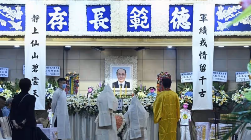 TVB配角演員舉行設靈儀式,佘詩曼送花牌悼念,揭雙方是親戚關係