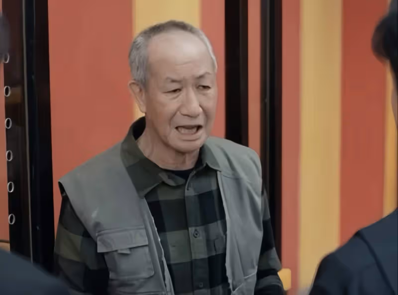 TVB配角演員舉行設靈儀式,佘詩曼送花牌悼念,揭雙方是親戚關係