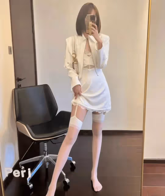 白絲弔帶襪配高跟鞋,打造性感御姐風範——時尚搭配指南