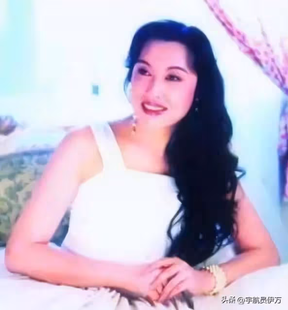 我國首位變性人：隱瞞身份嫁大32歲富商，丈夫臨終拆穿，如今怎樣