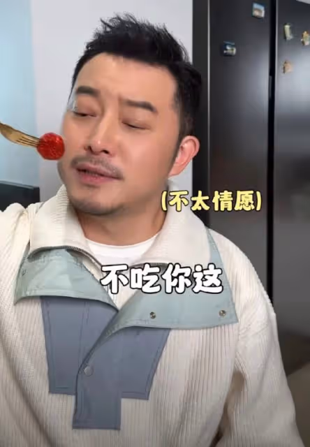 沙溢自導自演「草莓喂食」戲碼，逗趣視頻引發回憶殺