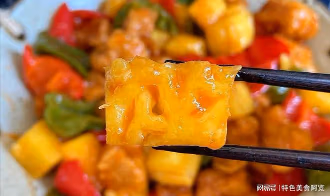 菠蘿別再直接生吃,試試經典菜肴:菠蘿咕嚕肉,做法簡單更好吃