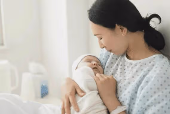 母乳喂養的新生兒,吃奶量如何掌握?新生寶寶喂奶的姿勢怎樣才對