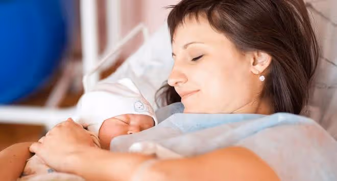 母乳喂養的新生兒,吃奶量如何掌握?新生寶寶喂奶的姿勢怎樣才對