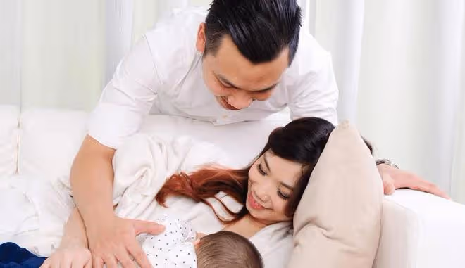 母乳喂養的新生兒,吃奶量如何掌握?新生寶寶喂奶的姿勢怎樣才對