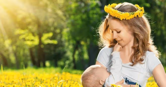 母乳喂養的新生兒,吃奶量如何掌握?新生寶寶喂奶的姿勢怎樣才對