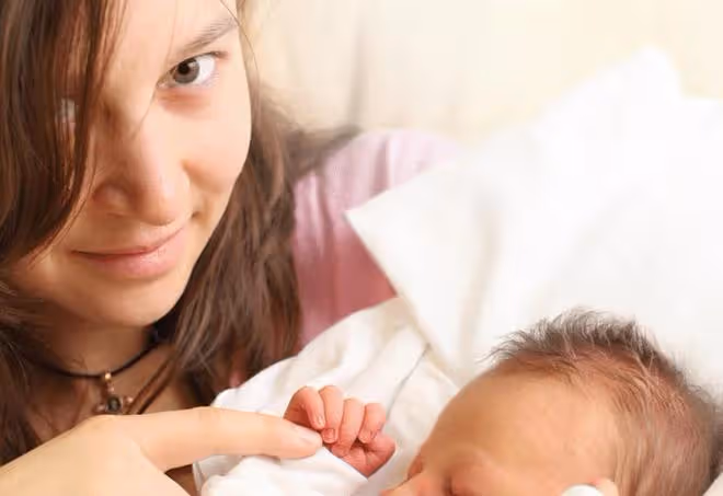 母乳喂養的新生兒,吃奶量如何掌握?新生寶寶喂奶的姿勢怎樣才對