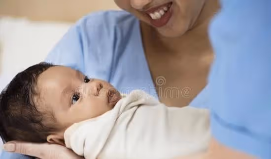 母乳喂養的新生兒,吃奶量如何掌握?新生寶寶喂奶的姿勢怎樣才對