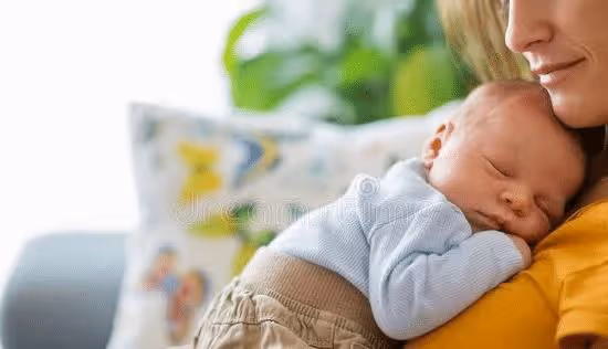 母乳喂養的新生兒,吃奶量如何掌握?新生寶寶喂奶的姿勢怎樣才對