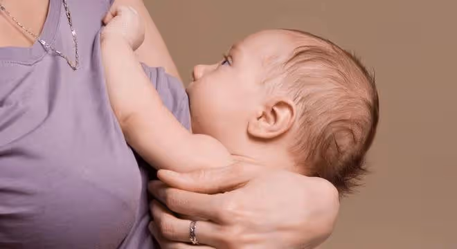 母乳喂養的新生兒,吃奶量如何掌握?新生寶寶喂奶的姿勢怎樣才對