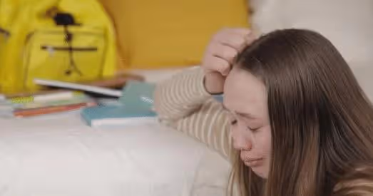 女孩首次來例假,我們得告訴孩子3件事,讓孩子保護好自己