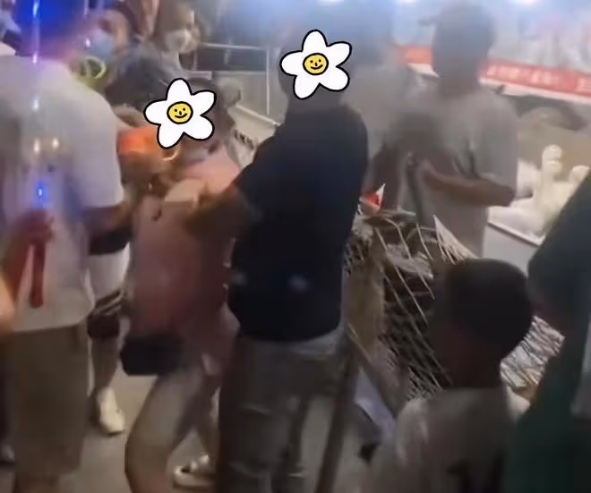 女子不自量力扇大姐耳光,大姐暴起後兩個男子都攔不住:自作孽