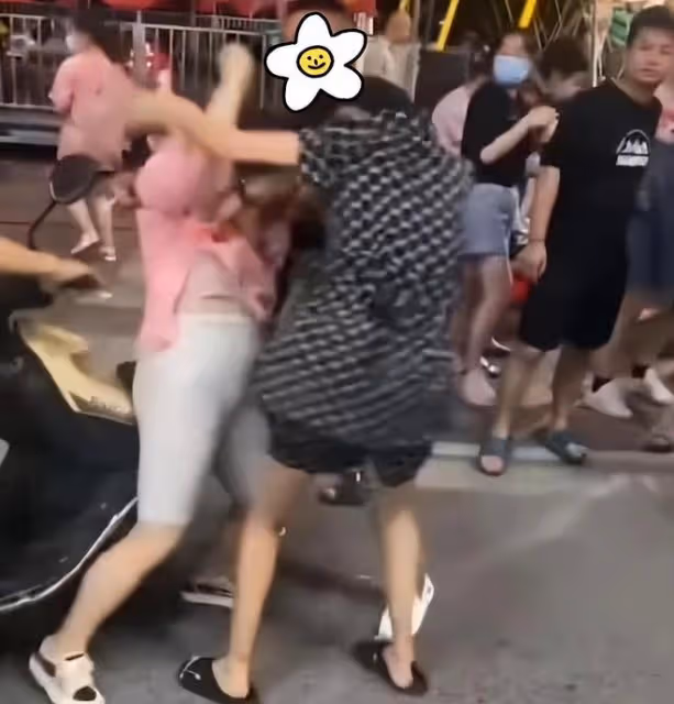 女子不自量力扇大姐耳光,大姐暴起後兩個男子都攔不住:自作孽