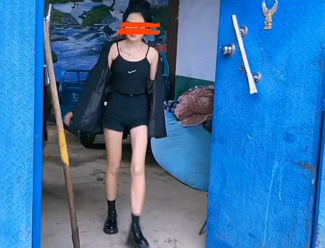 女子相親失敗,被鄰居大媽嘲笑嫁不出去,拿起鐵鍬就要找大媽算帳