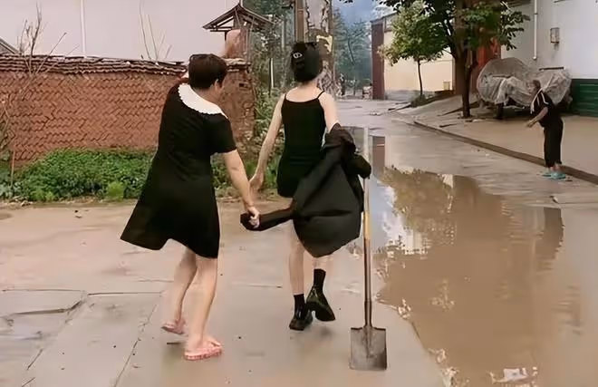 女子相親失敗,被鄰居大媽嘲笑嫁不出去,拿起鐵鍬就要找大媽算帳