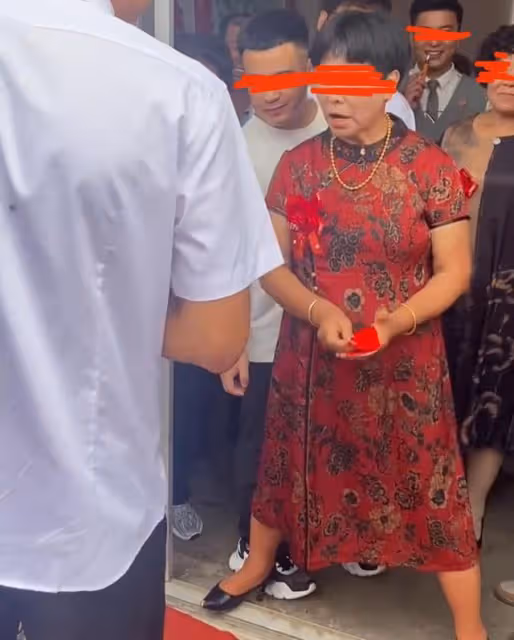 大媽叉腰攔住新郎要紅包,嫌給得少直接開罵,不給到滿意不讓進門
