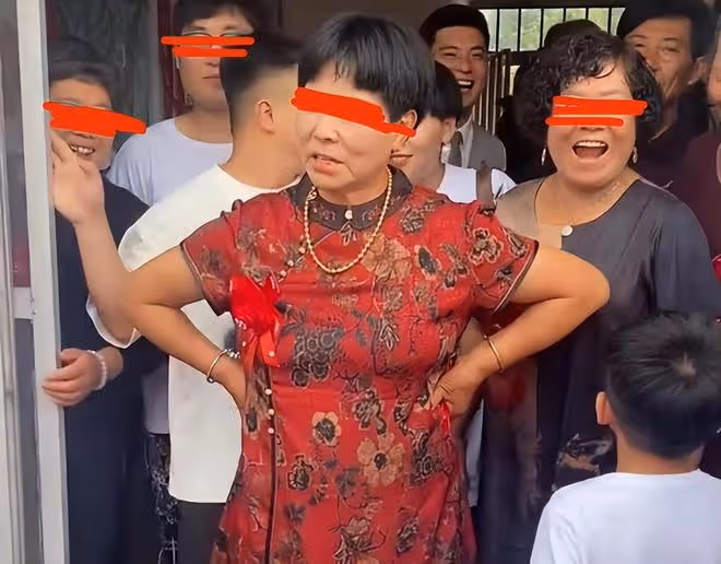 大媽叉腰攔住新郎要紅包,嫌給得少直接開罵,不給到滿意不讓進門