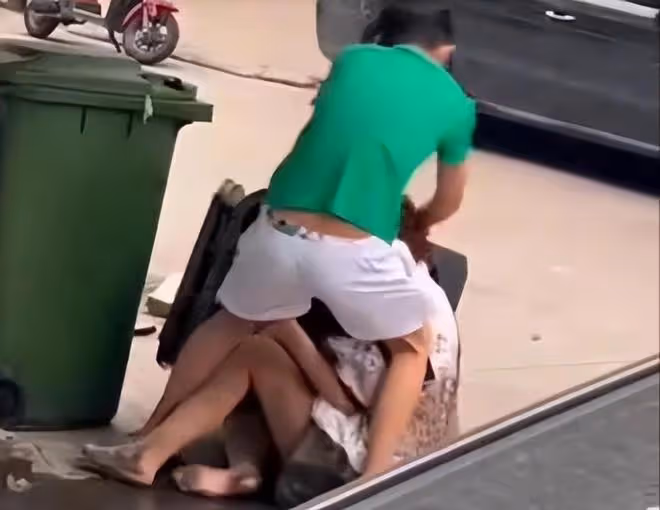 女子和領導出差，老公查崗發現端倪，一怒之下將女子塞垃圾桶