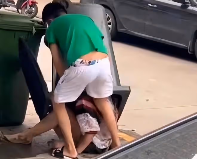 女子和領導出差，老公查崗發現端倪，一怒之下將女子塞垃圾桶