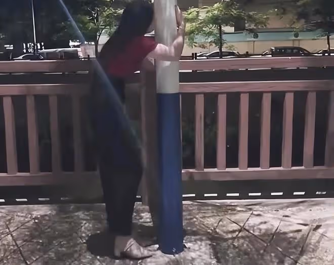 女子醉酒後把路燈當男朋友,手腳並用抱著就親,朋友看好戲不阻攔