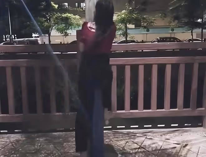 女子醉酒後把路燈當男朋友,手腳並用抱著就親,朋友看好戲不阻攔