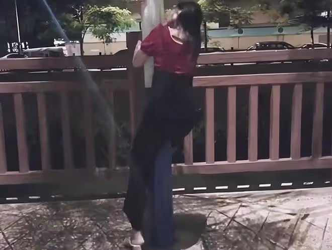 女子醉酒後把路燈當男朋友,手腳並用抱著就親,朋友看好戲不阻攔