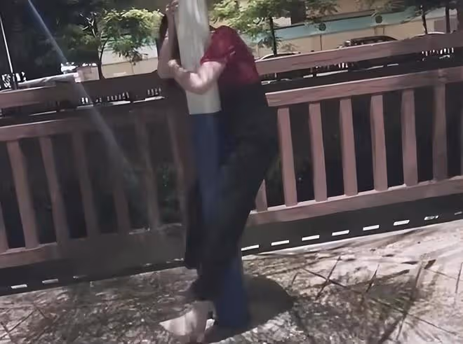 女子醉酒後把路燈當男朋友,手腳並用抱著就親,朋友看好戲不阻攔