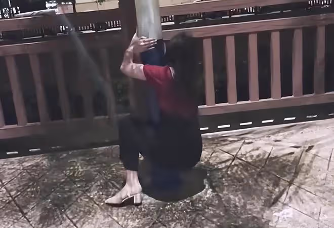 女子醉酒後把路燈當男朋友,手腳並用抱著就親,朋友看好戲不阻攔