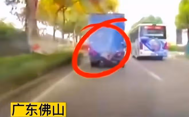 大爺拄雙拐在機動車道走,汽車來不及躲避把人撞飛:這下老實了
