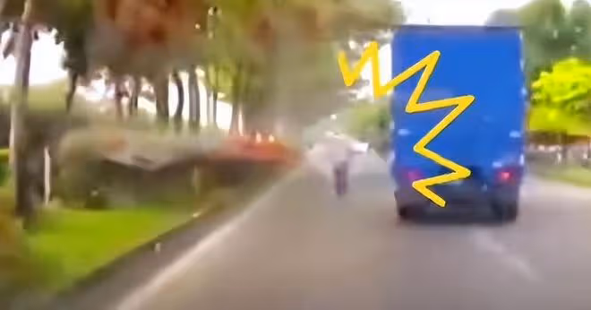 大爺拄雙拐在機動車道走,汽車來不及躲避把人撞飛:這下老實了