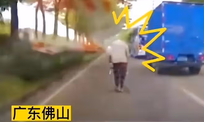 大爺拄雙拐在機動車道走,汽車來不及躲避把人撞飛:這下老實了