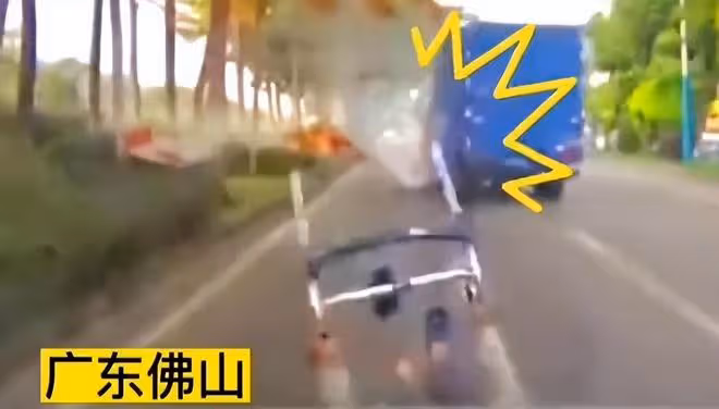 大爺拄雙拐在機動車道走,汽車來不及躲避把人撞飛:這下老實了