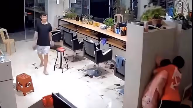 回顧:男子把女友拉到角落接吻,太過忘情把柜子撞倒,這下尷尬了