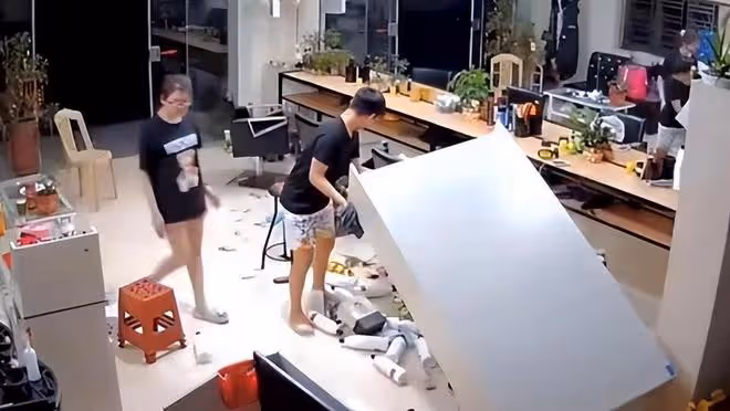回顧:男子把女友拉到角落接吻,太過忘情把柜子撞倒,這下尷尬了
