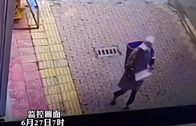 大媽不問自取拿走快遞袋,轉身當廢品賣掉,裡面的畢業證無法找回