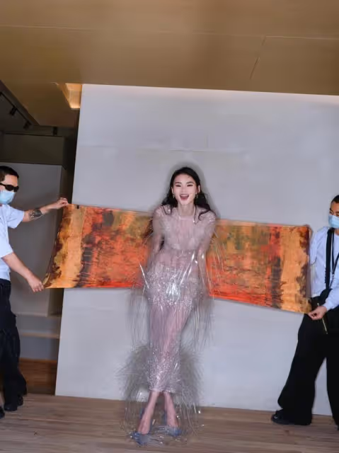 超模賀聰穿梭時尚夜晚,夢幻「煙花裙」綻放GQ年度男士大獎